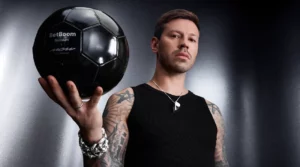 BetBoom Премиум выпустил ювелирную коллекцию к старту чемпионата мира по футболу — её лицом стал Фёдор Смолов